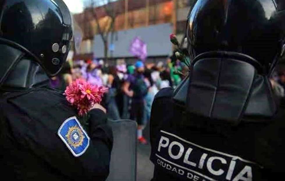 2 mil 500 mujeres policía a la marcha por el 8M