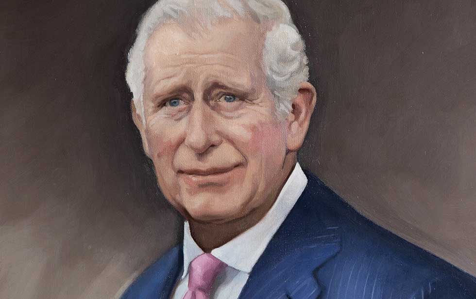 Estrena Carlos III su primer retrato oficial como Rey