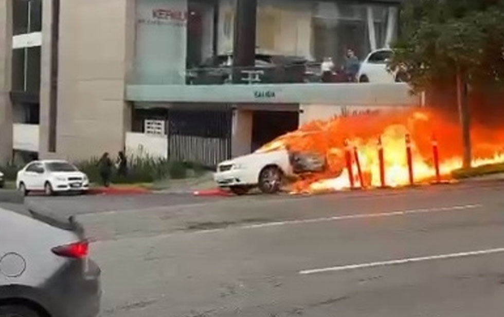 Circula auto envuelto en llamas