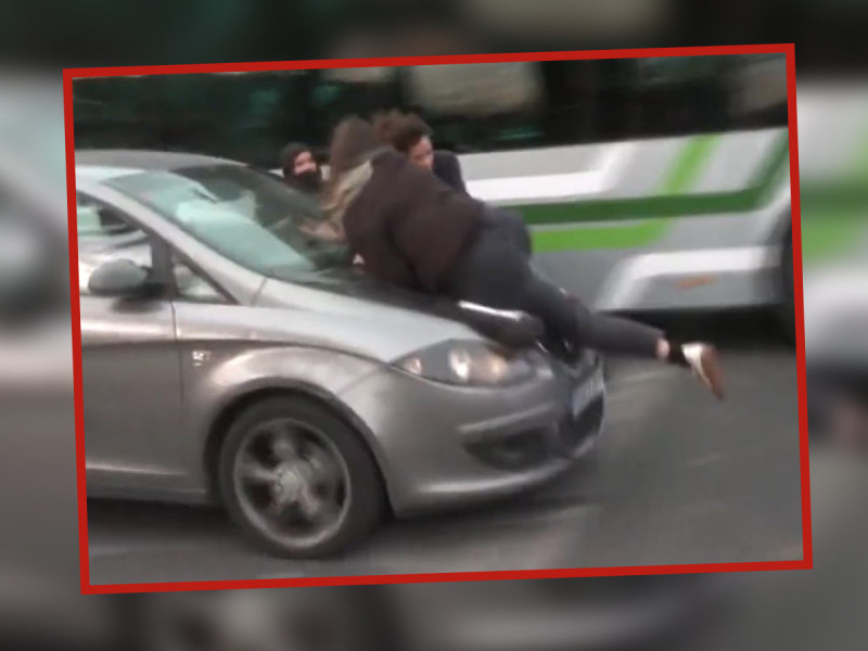 Conductora se enfurece y arrolla a mujeres durante una marcha del 8M