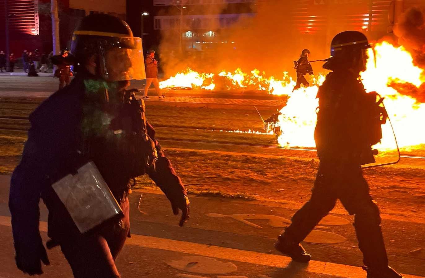 Decenas de arrestos por disturbios en Francia