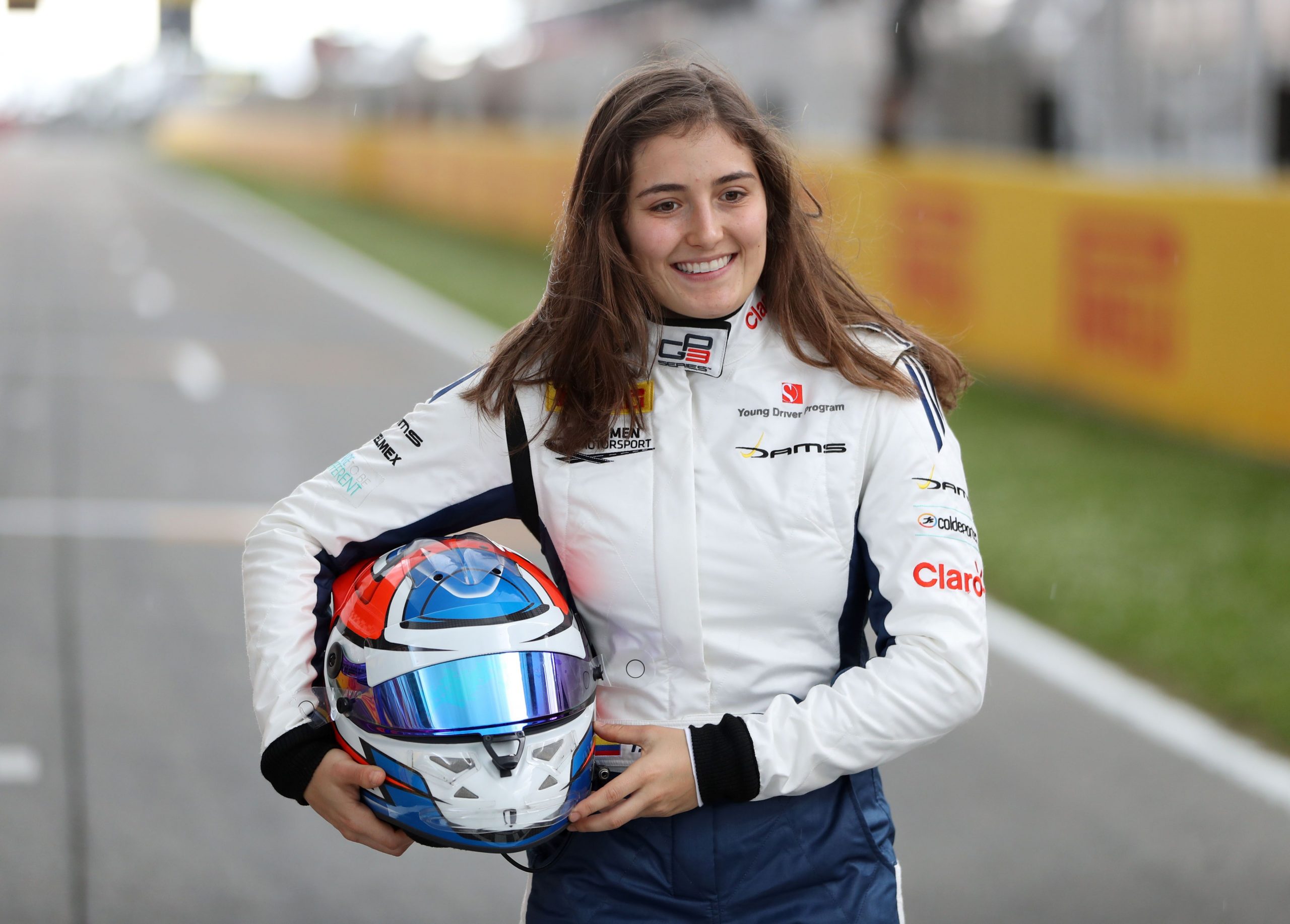 La colombiana Tatiana Calderón se acerca a la meta en la Gran Carpa