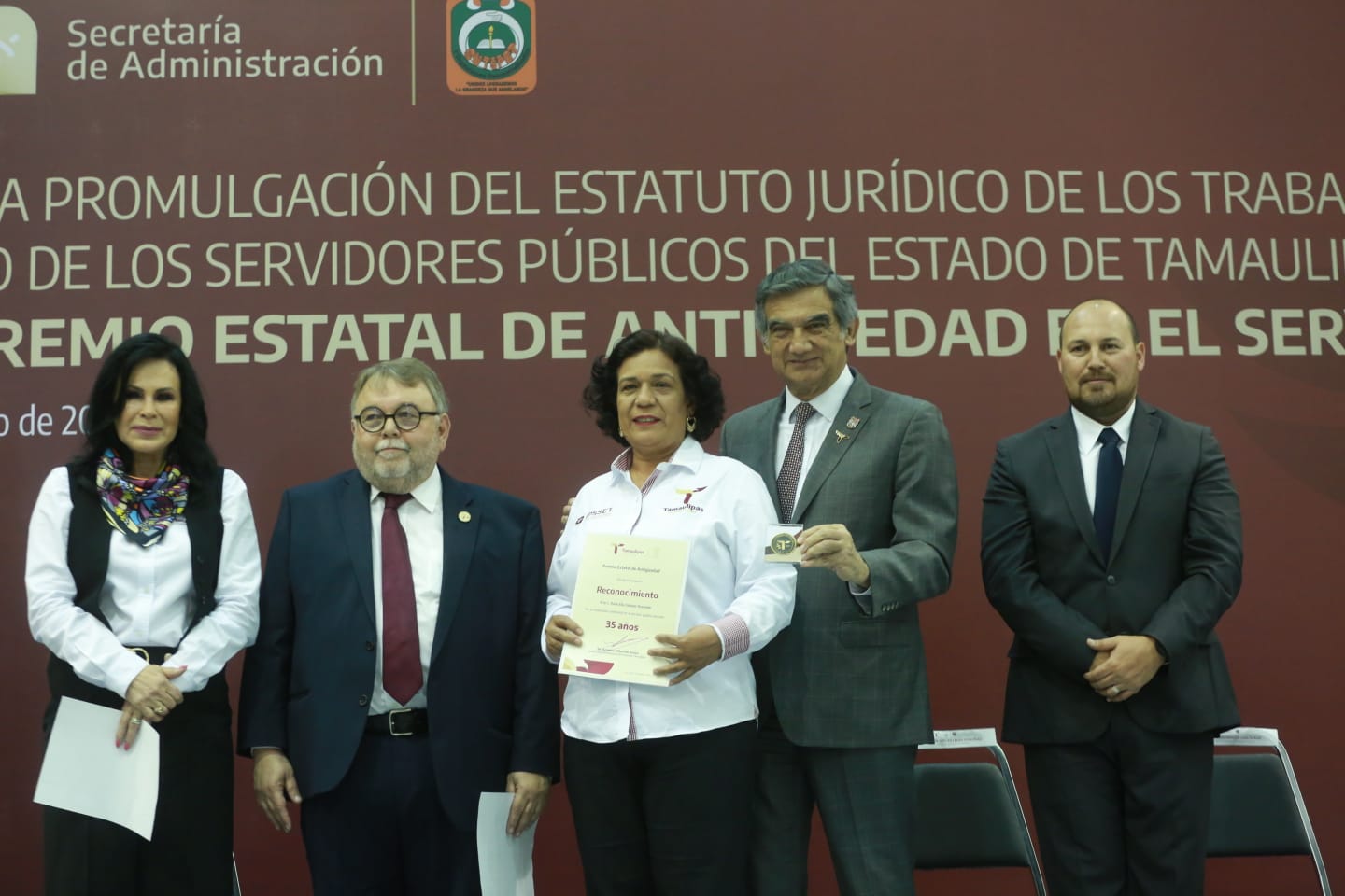 Dignifica Américo salarios de trabajadores del Estado