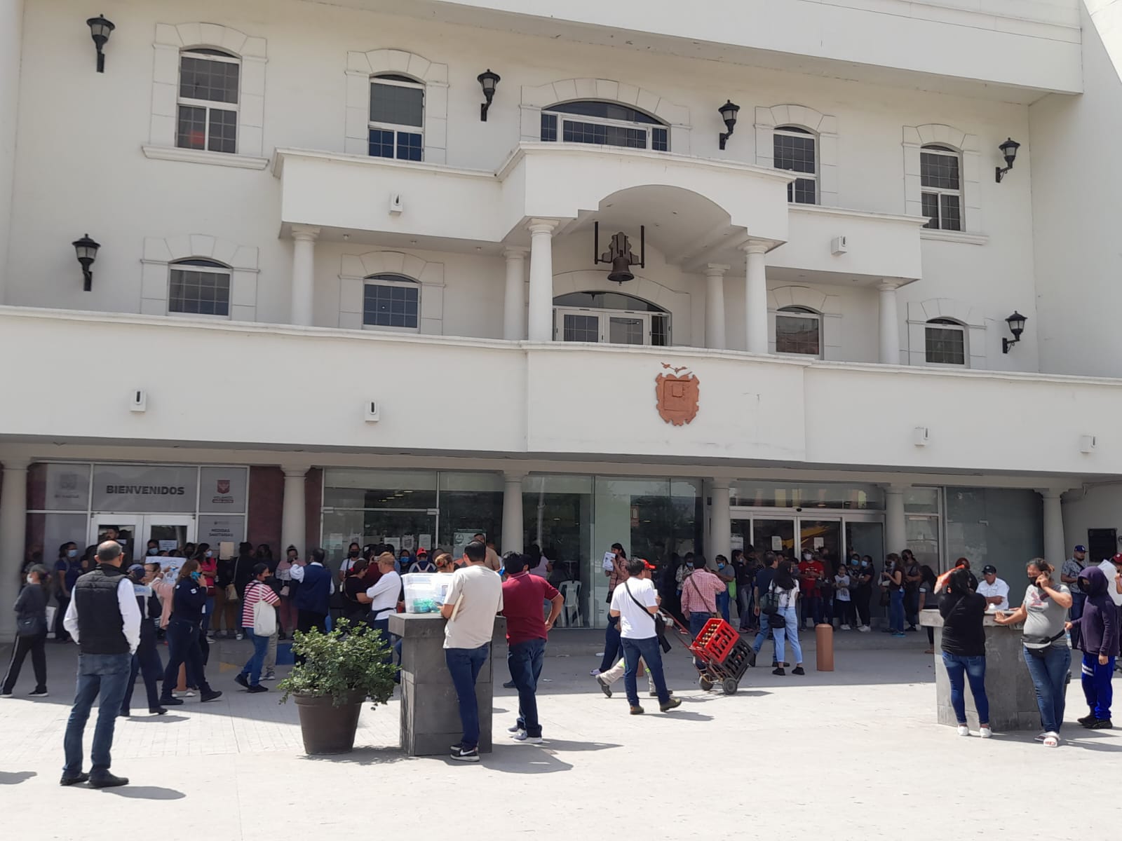Padres exigen becas escolares, Alcalde asegura que buscará una solución