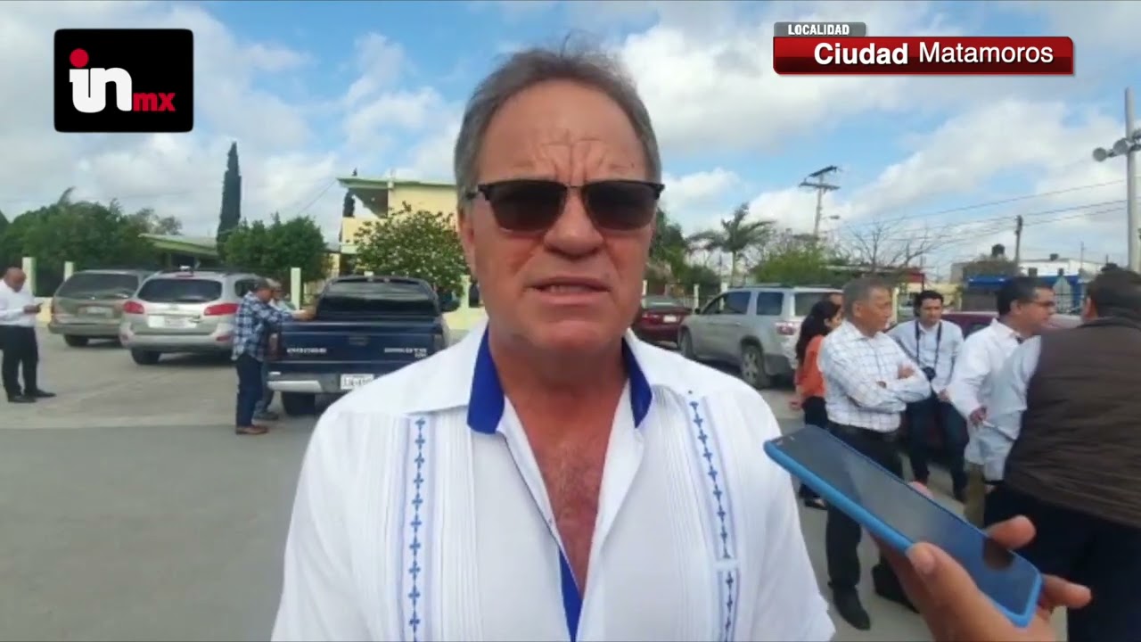 Apenas andan colocando lámparas en la playa