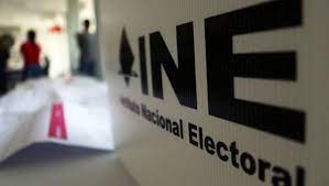 Corte admite controversia del INE