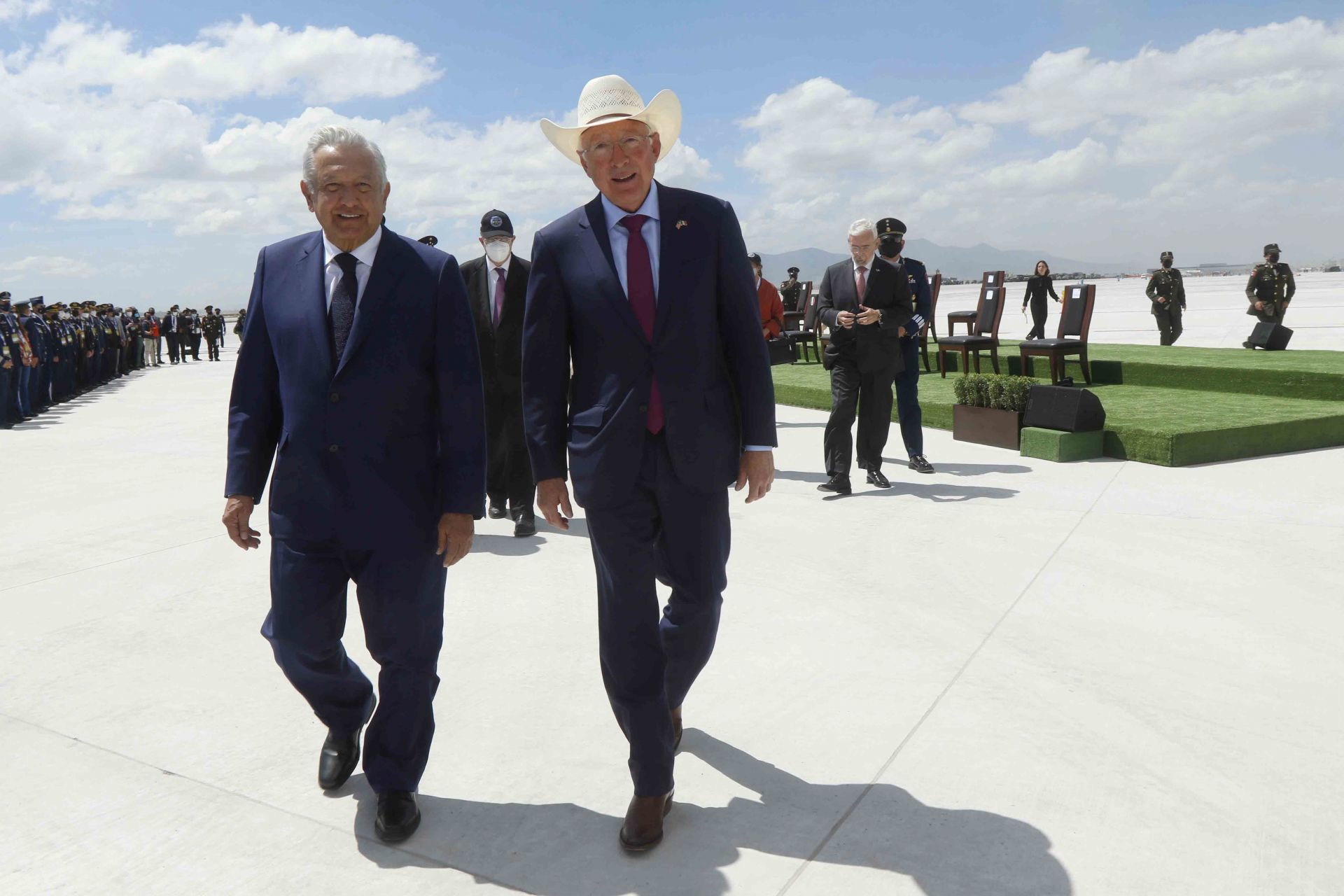 Ken Salazar pugna por la seguridad ante AMLO