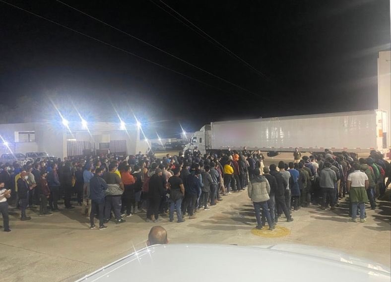 En Veracruz, un tráiler es abandonado con 343 migrantes