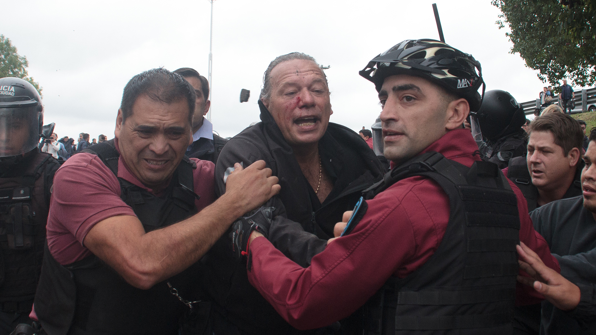 En una protesta agreden al ministro de seguridad de Buenos Aires