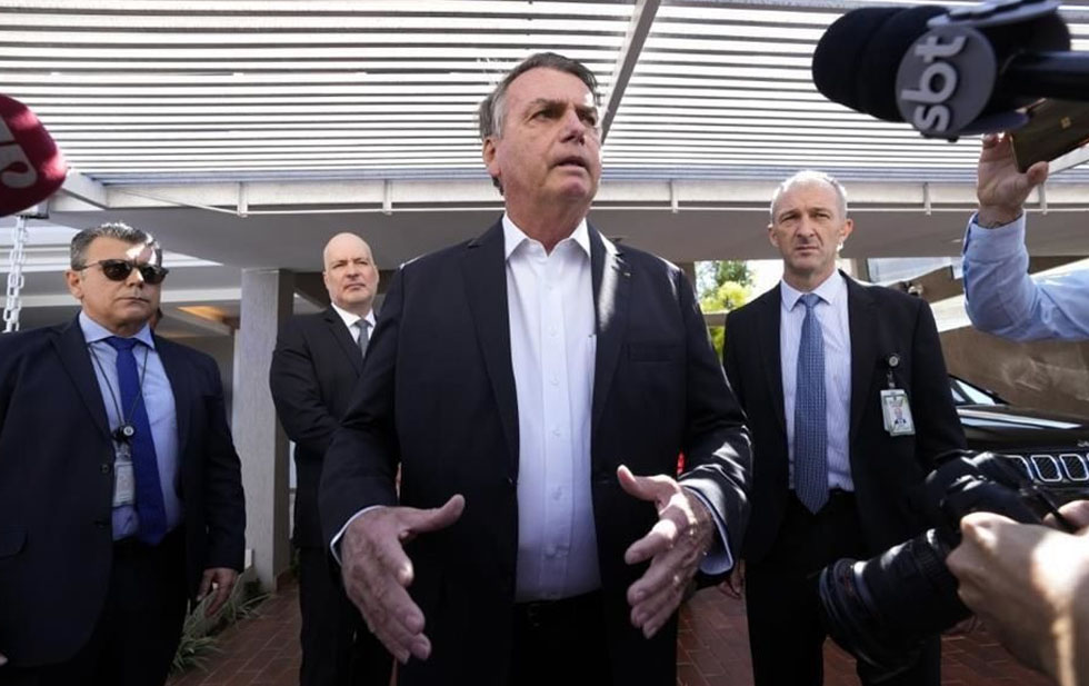Allanan casa de Bolsonaro y decomisan su celular