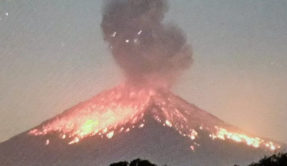 Capas de ceniza del Popocatépetl cubren aceras y techos en San Pedro Benito Juárez