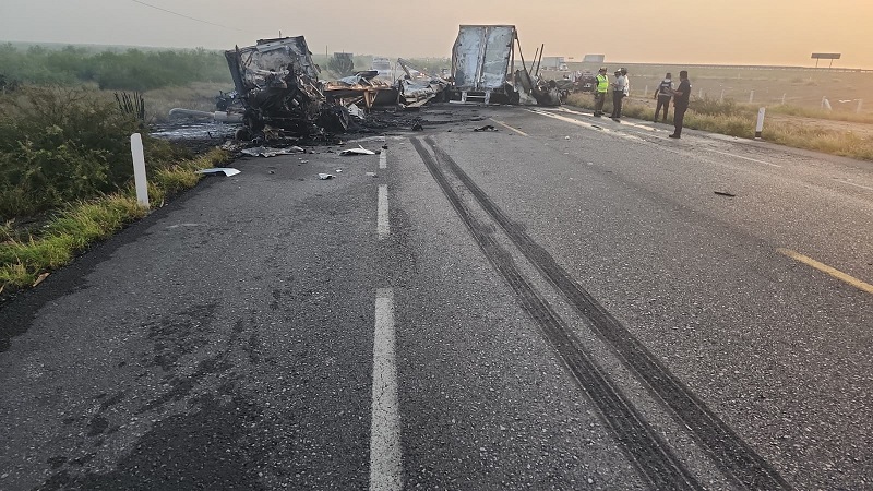 DOS TRACTOCAMIONES SE IMPACTAN EN LA CARRETERA LIBRE A NUEVO LAREDO