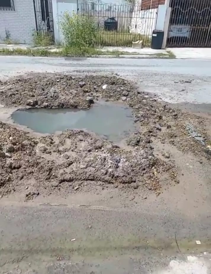 En riesgo familias de la Ribereña por fuga de agua y socavón