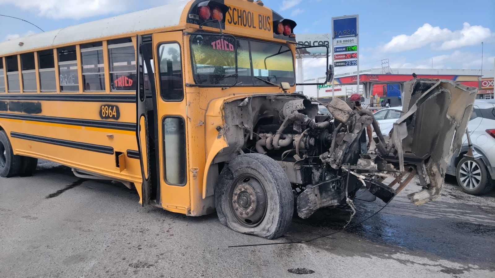 FUERTE CHOQUE ENTRE TRAILER Y TRANSPORTE DE PERSONAL