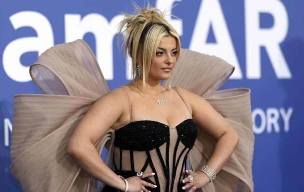 Golpean a Bebe Rexha en la cara en pleno show