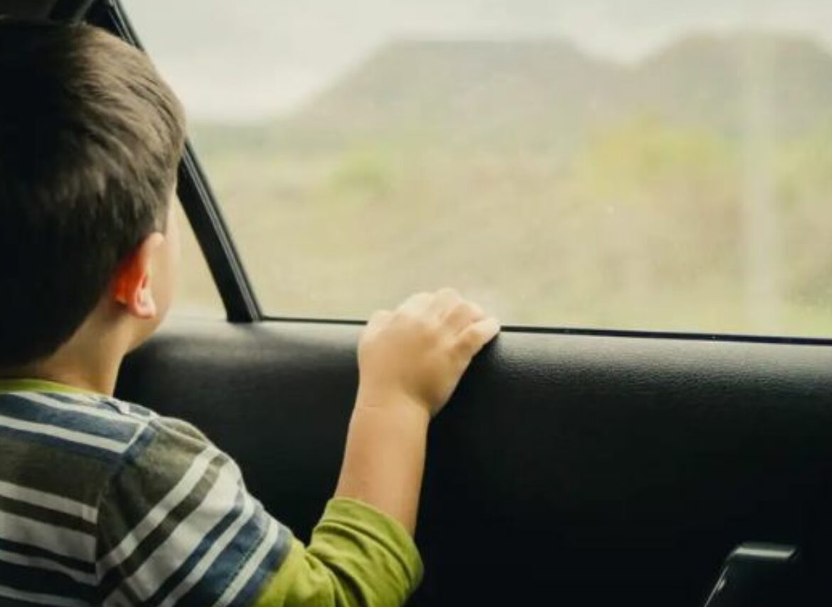 NIÑO DE 5 AÑOS PIERDE LA VIDA AL QUEDAR ENCERADO EN UN AUTO