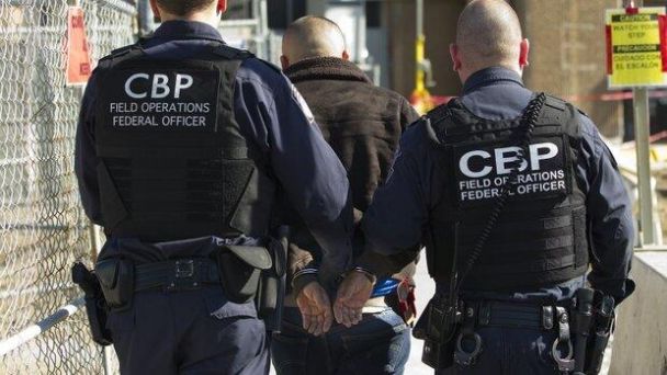 Arrestan en puente de Laredo, Texas a presunto homicida