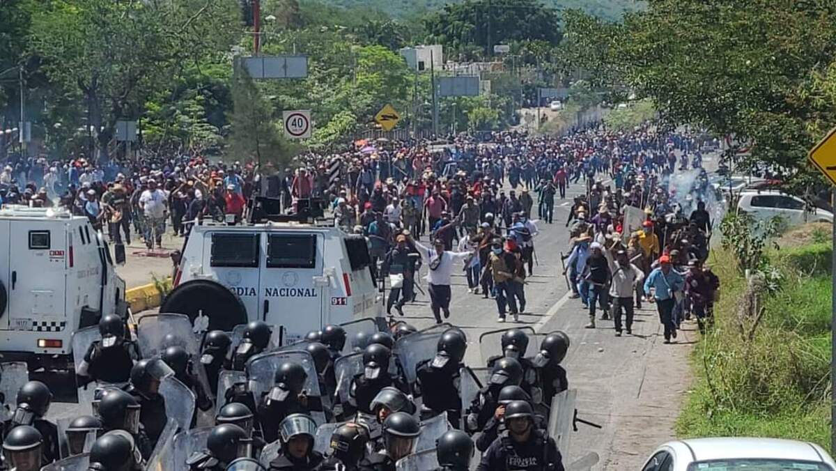 En Guerrero, manifestantes y policías se enfrentan en la México-Acapulco