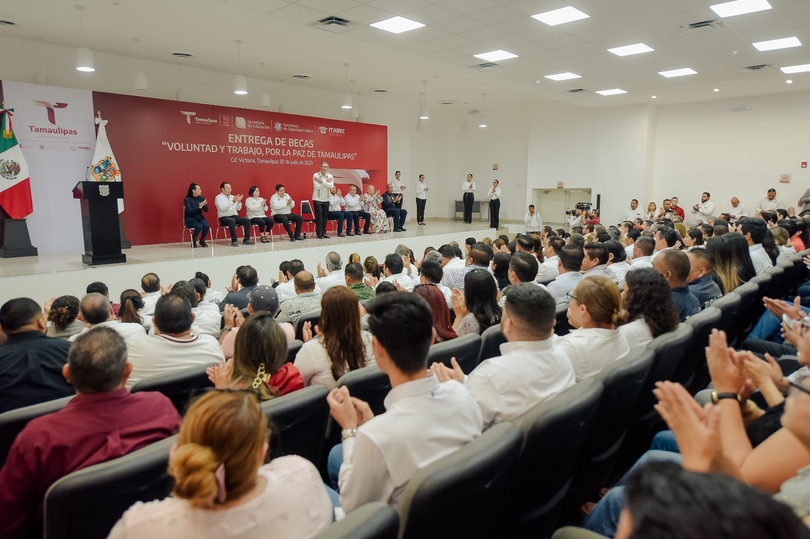 Reactiva gobernador entrega de becas y útiles escolares a estudiantes de nivel básico