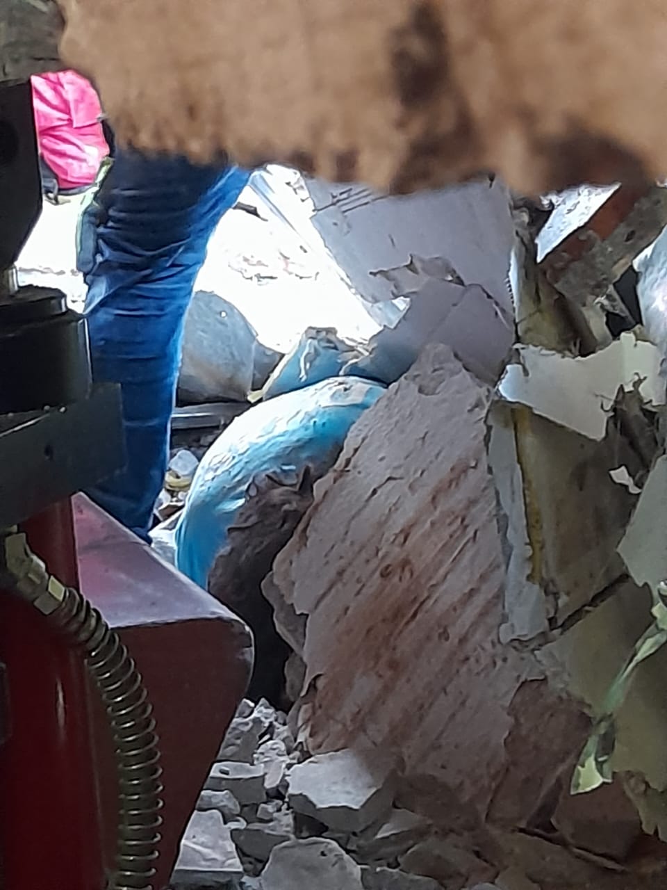 DERRUMBE DEL COLEGIO ANTONIO REPISO DEJA A TRES DOCENTES ATRAPADOS
