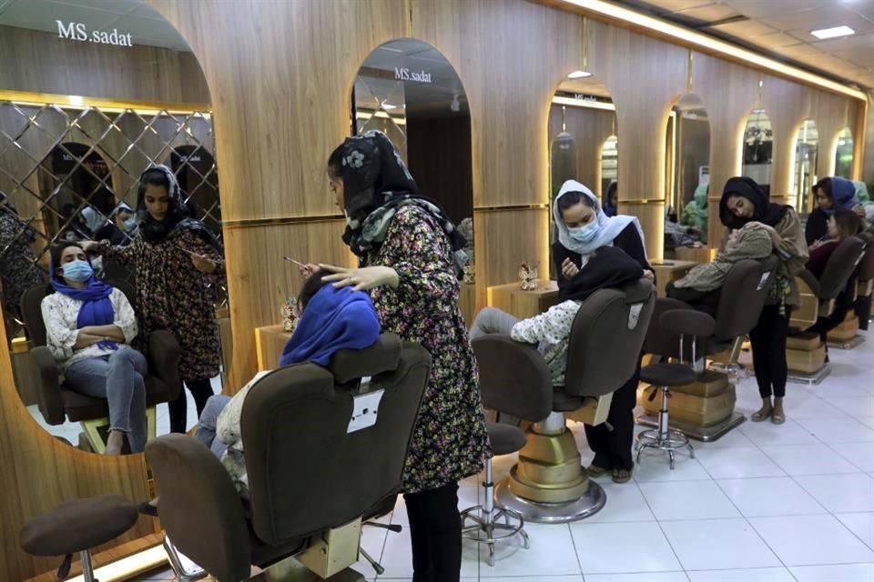 TALIBANES LLEVAN A CABO MEDIDAS PARA APARTAR A LAS MUJERES DEL ESPACIO PÚBLICO.