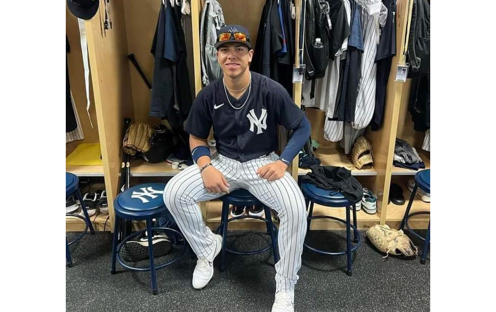 Pelotero parralense porta ya el uniforme de los Yankees