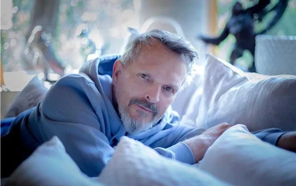 Presenta Miguel Bosé denuncia por robo ante FGJ-CDMX