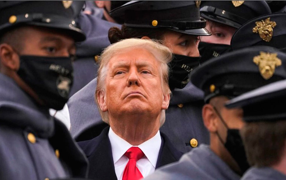 Trump se entrega y se espera que publiquen su ficha policial