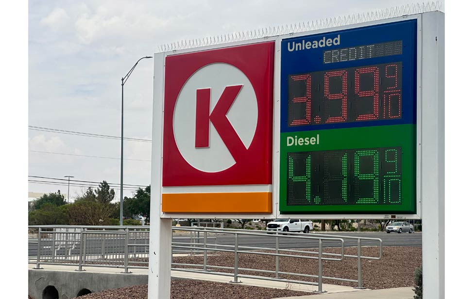 Galón de gasolina, casi a 4 dólares