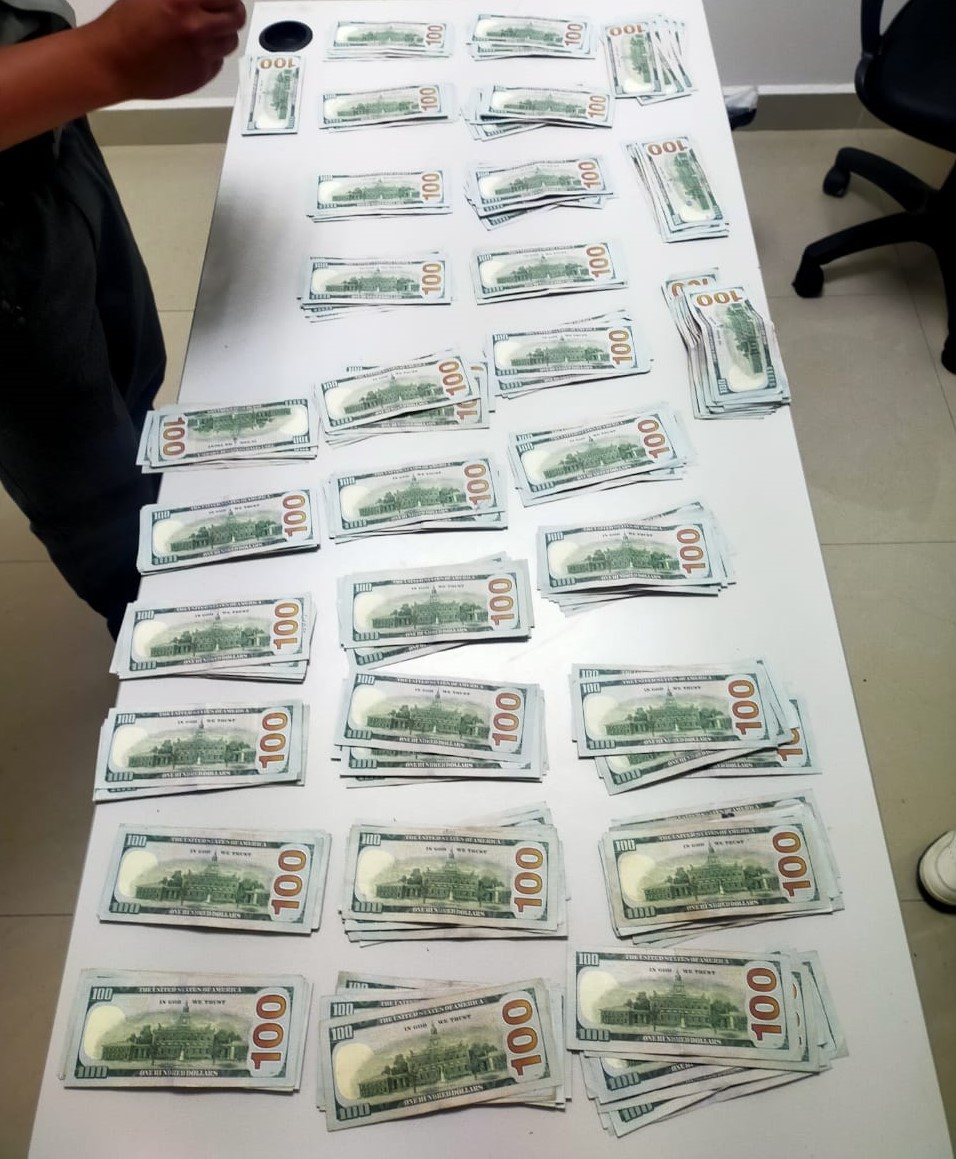 DETIENEN A HOMBRE QUE PRETENDÍA INGRESAR AL PAÍS CON 32 MIL 400 DÓLARES SIN DECLARAR