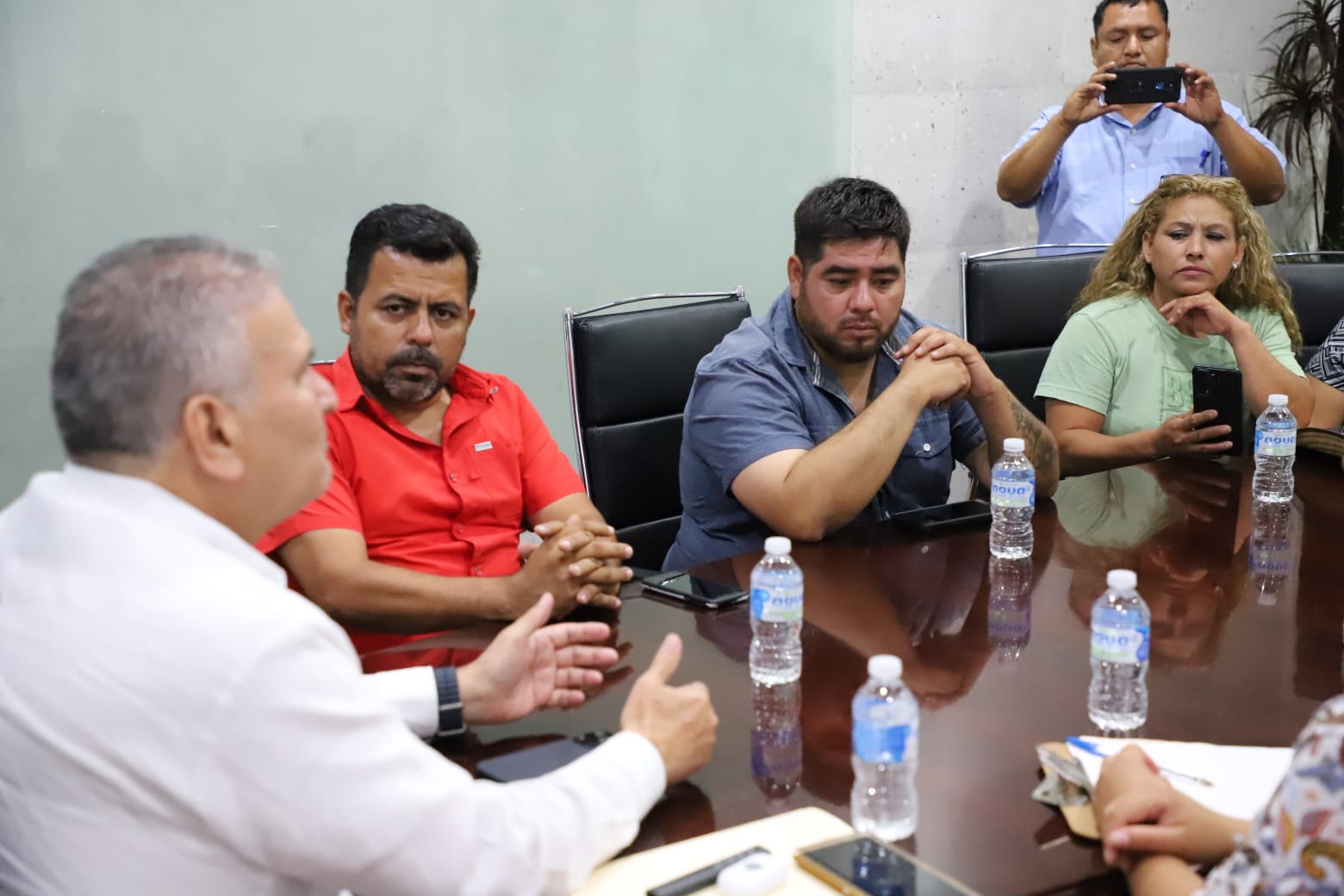 Resuelve gobernador Américo, demandas de los trabajadores de la Secretaría de Salud