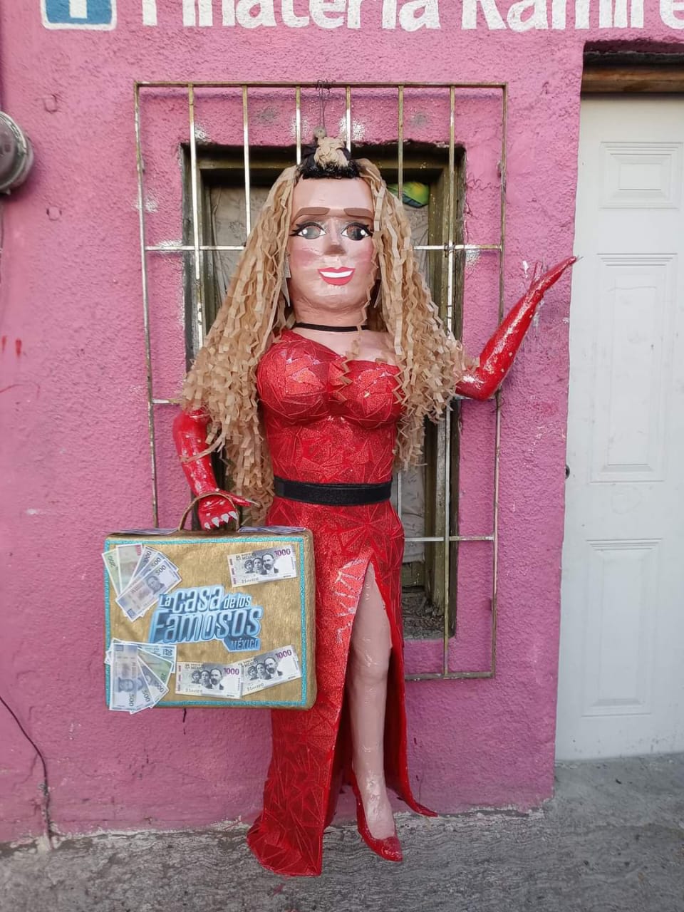 Fabrican piñata de la ganadora de La Casa de los Famosos, Wendy Guevara