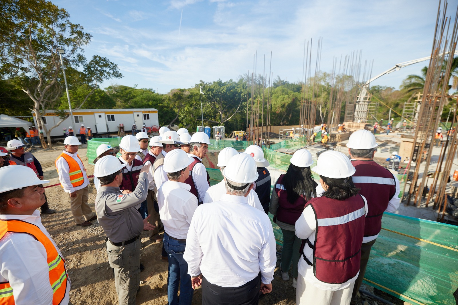 Entrega Américo equipo médico a 18 hospitales y 12 jurisdicciones sanitarias