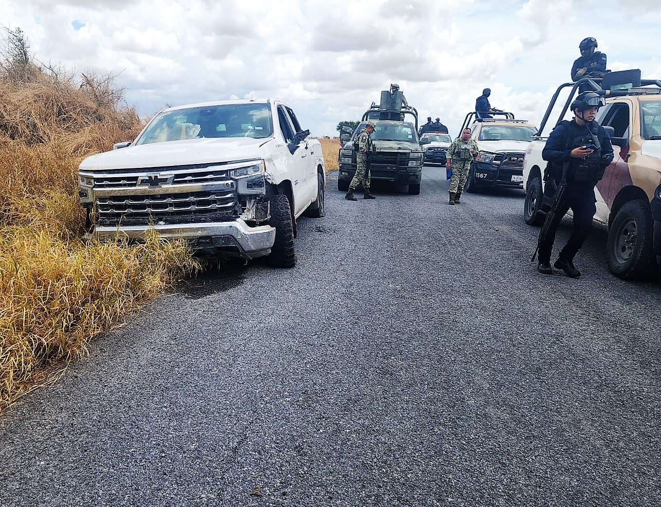 Encuentran camioneta con blindaje artesanal en brecha de Matamoros