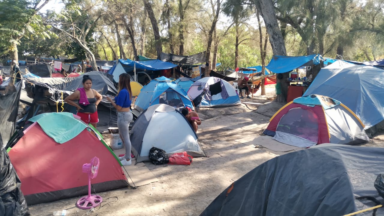 Retiran más de 65 casas de campaña en le campamento migrante