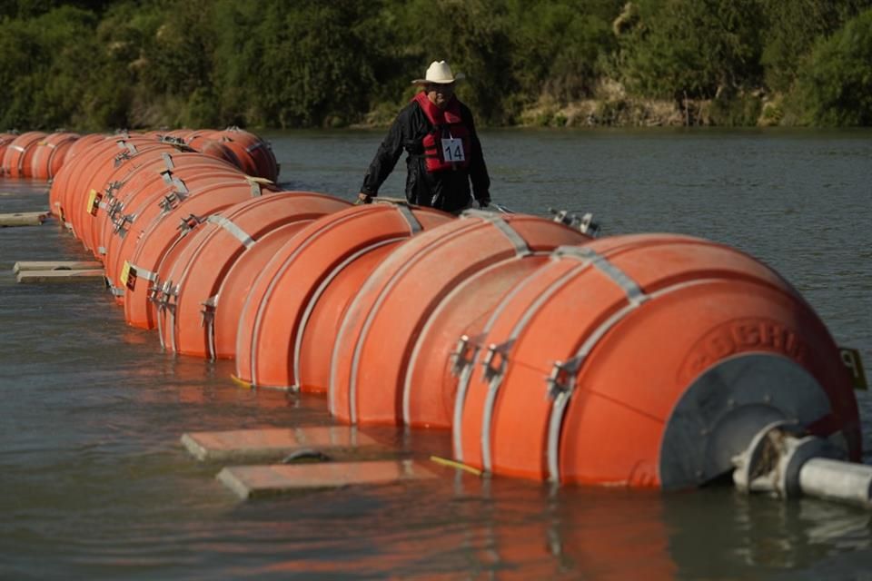 Ordena juez mover ‘muro flotante’ a orillas del río Bravo