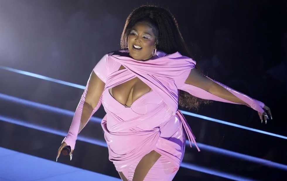 Enfrenta Lizzo nueva demanda por acoso sexual y racial