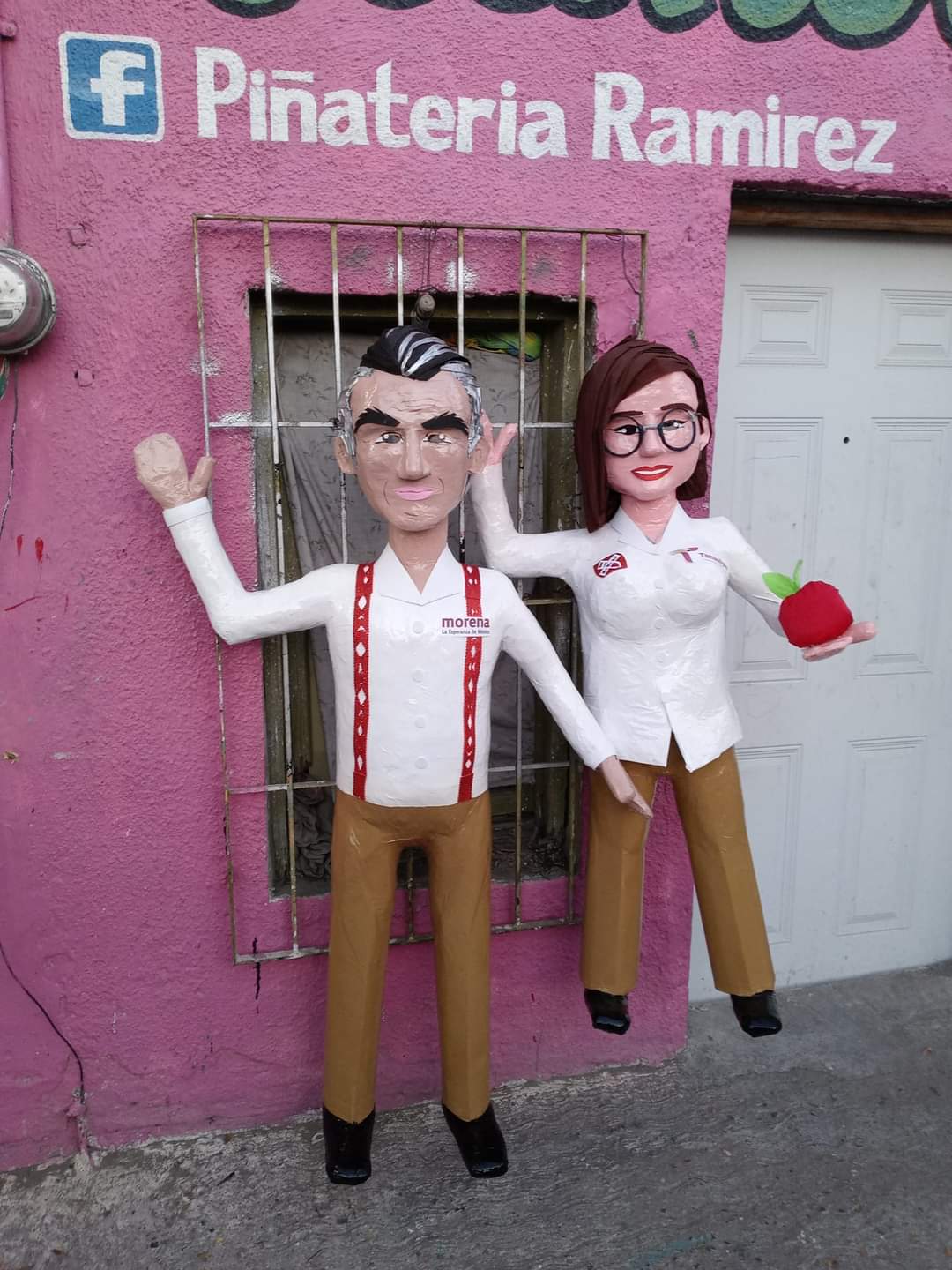 Con piñatas piden el regreso a clases en Reynosa