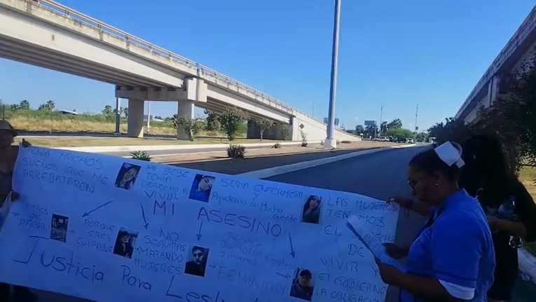 FAMILIARES DE LESLIE BLOQUEAN EL PUENTE INTERNACIONAL, PIDEN JUSTICIA