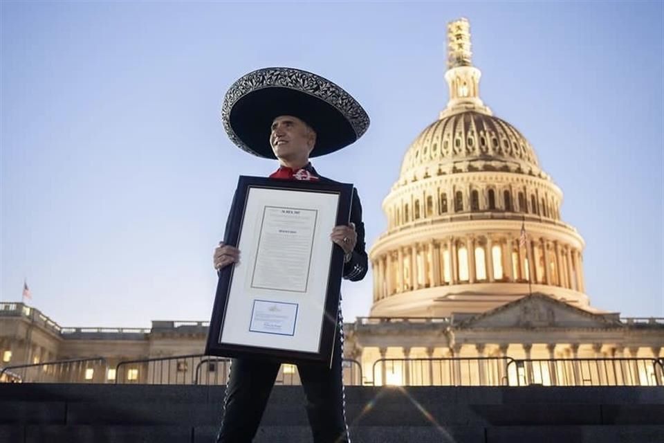 Alejandro Fernández es homenajeado en el Capitolio de EU