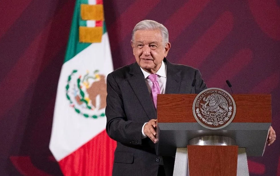 Hace AMLO llamado a la cordura a Maru Campos por libros