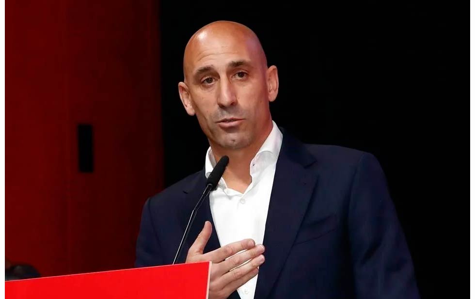 Suspenden 3 años a Rubiales por beso a Jenni Hermoso