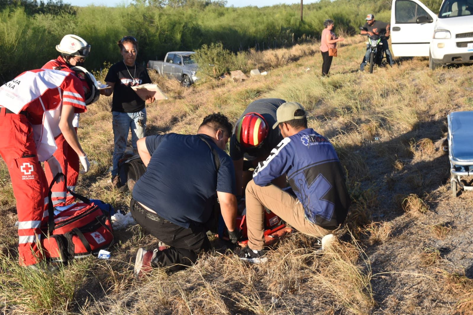 PAREJA DE AMIGOS VUELCAN EN LA CARRETERA VICTORIA-MATAMOROS