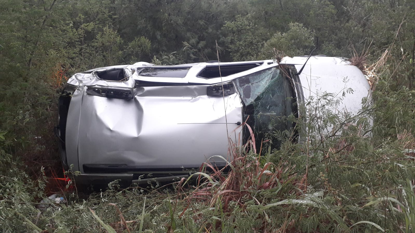Guardia Estatal auxilia a lesionados por volcadura