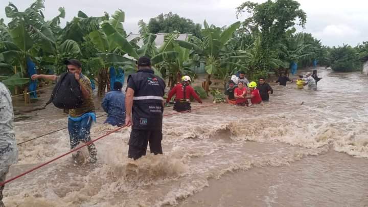 EN TABASCO SE DESBORDA EL RÍO TEAPA