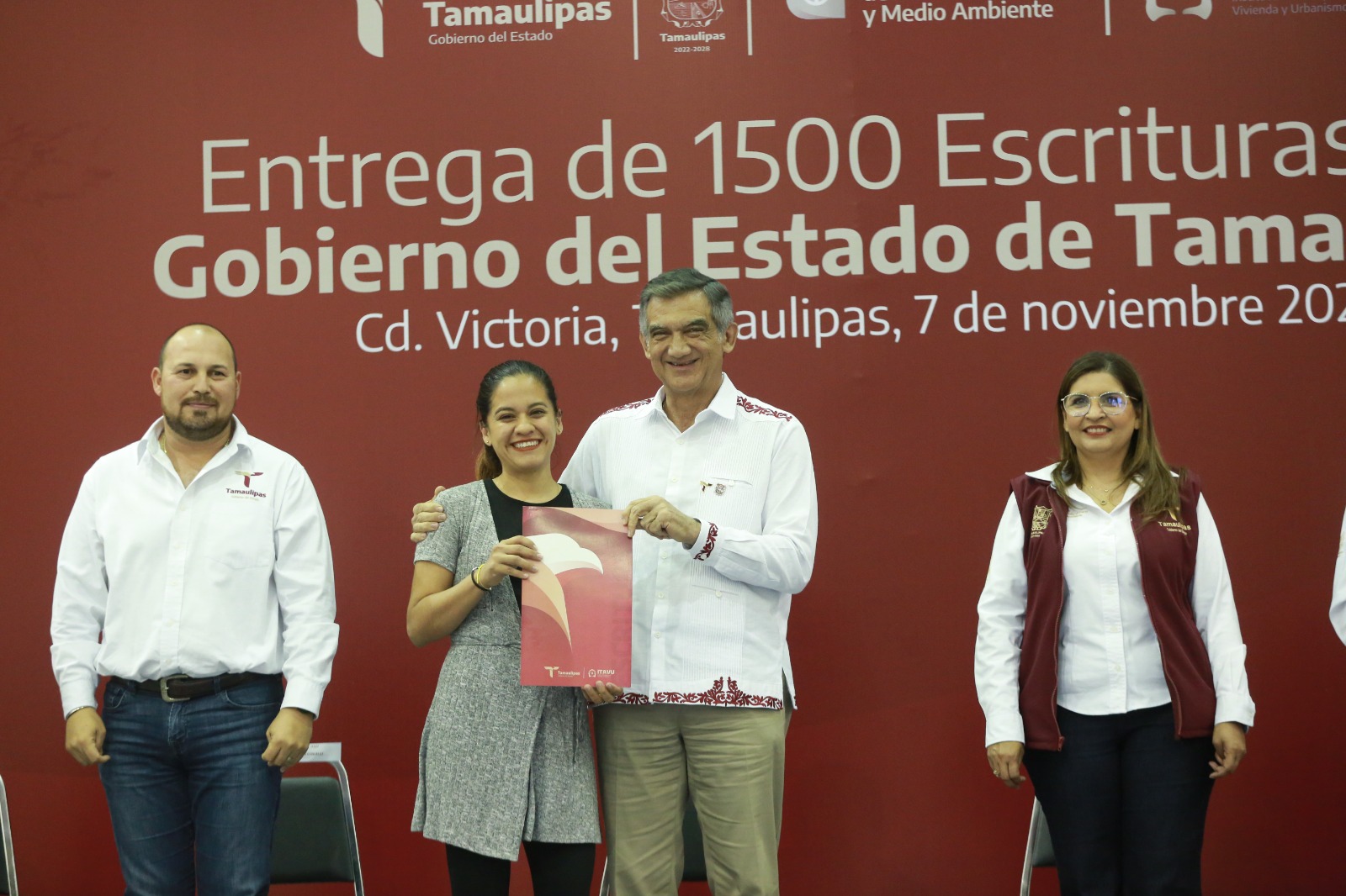 Entrega Américo escrituras a 1,500 familias tamaulipecas