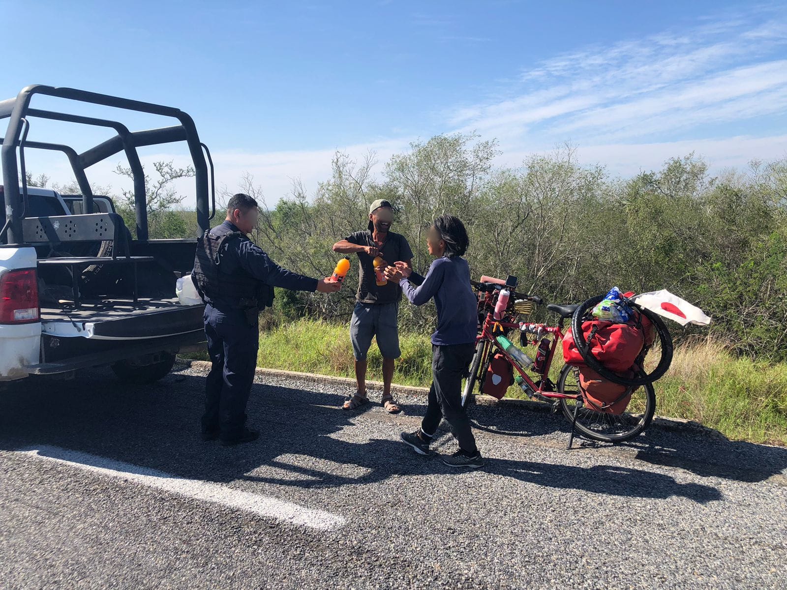 Guardia Estatal apoya a cicloviajeros japoneses