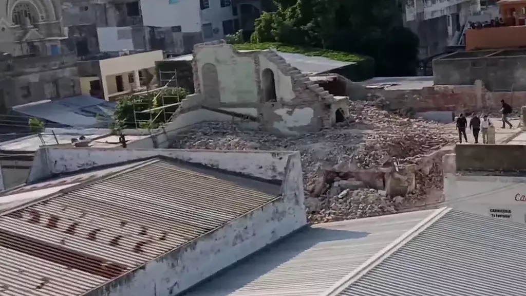 Se desploma estructura en Tampico y reportan a personas atrapadas en los escombros.