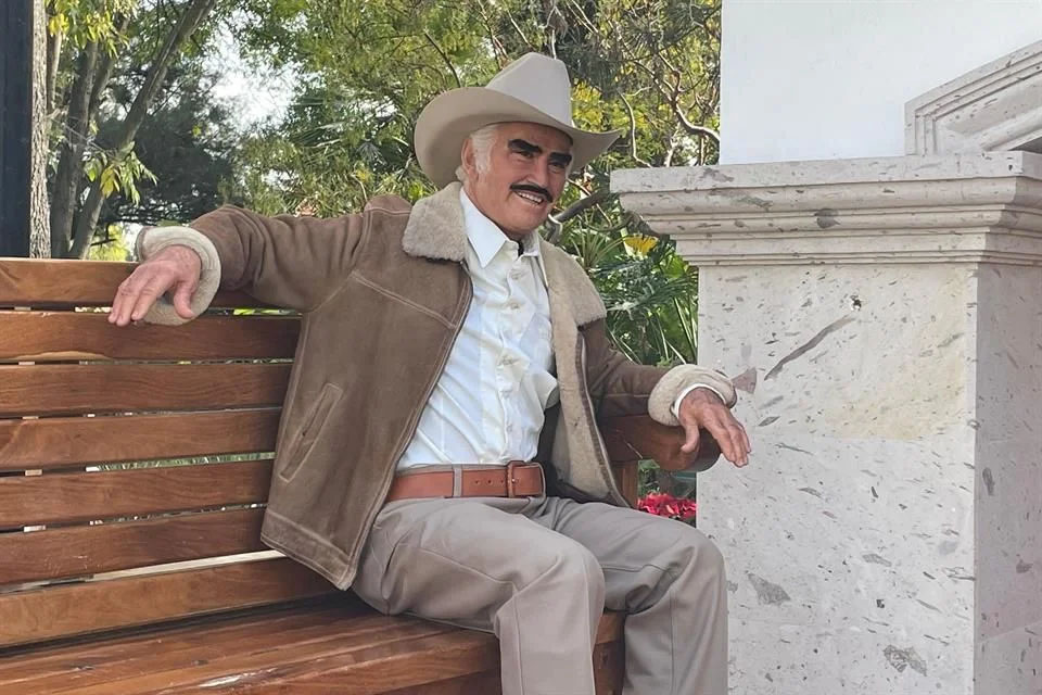 Así se ve Vicente Fernández en estatua ¡tamaño real!