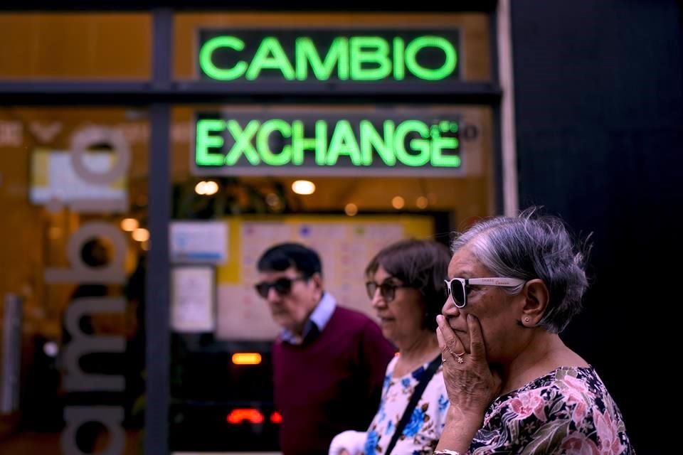Peso argentino amanece con derrumbe histórico